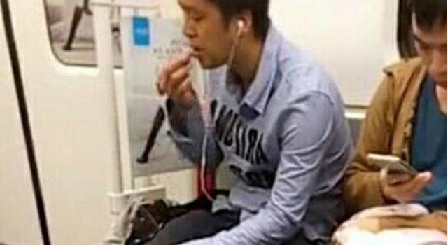 广州地铁现“瓜子男” 刚好配对上海地铁“凤爪女”