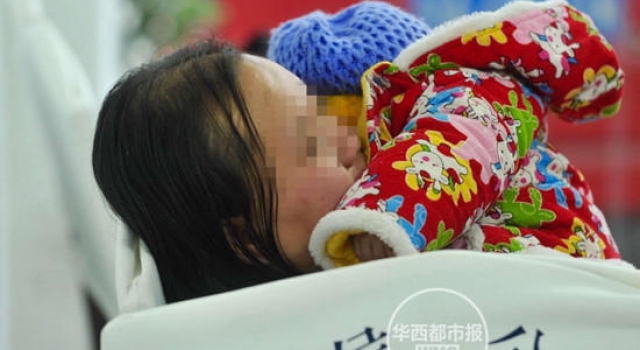 卖儿子啦!夫妻成都街头兜售4个月大儿子 明码标价1.8万