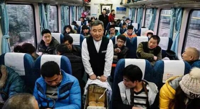 高铁不卖方便面 究竟是因为味道大还是价格低?
