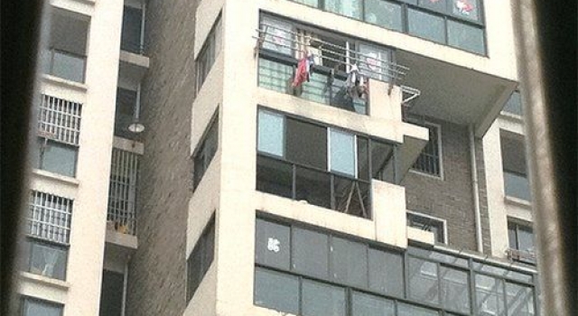 奇迹!男孩从18楼坠下仅受轻伤 得感谢那棵树