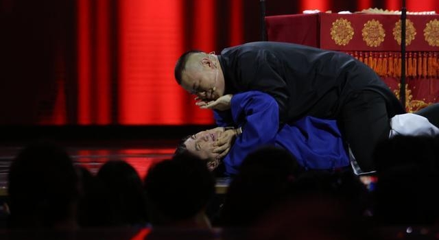 《欢乐喜剧人》岳云鹏沈腾罕见合体说相声 地咚强吻笑翻全场