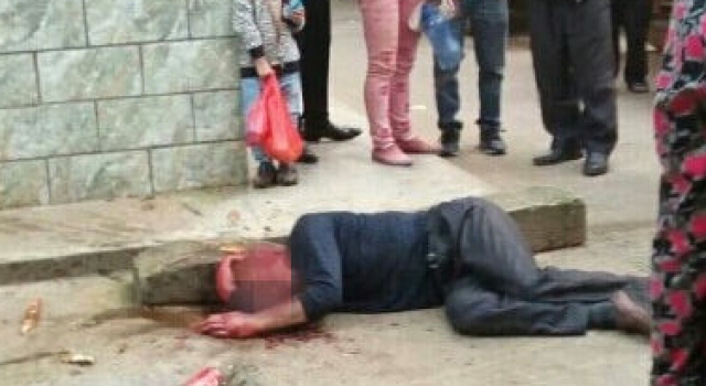 怒!男子担心家产被分当街持棍暴打老父 老人瘫倒满头血