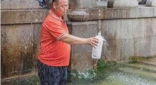 曝中国男子直接跳进日本名泉接水 恶劣行为遭吐槽