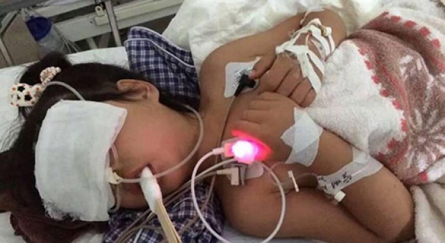 青岛女婴被锁车内 缺氧高温1小时抢救无效死亡