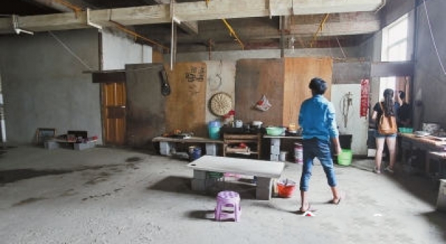 数十人住烂尾楼守株待兔式讨薪 一住十多年