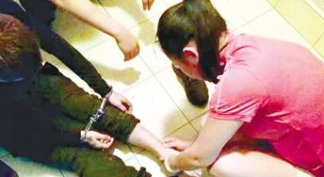 24岁小偷盗窃逃跑扭伤 因女业主按摩脚踝受感动认罪