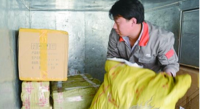 阿门!28岁快递小哥送快件 途中中暑抢救无效身亡