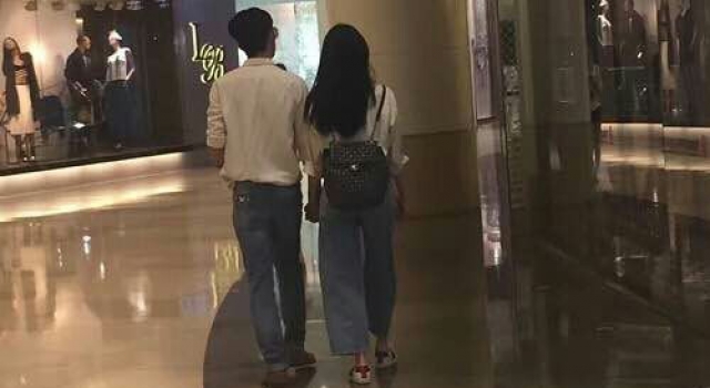 井柏然携女友倪妮逛街 穿着情侣装十分甜蜜