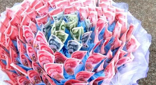 壕无人性!男子将9999.99元现金扎成花束送女友