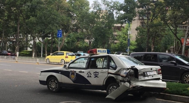 “好样的”!女司机不满老公找小三 失去理智开宝马撞警车