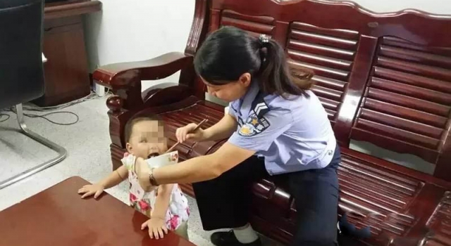 父亲将不到两岁女儿扔派出所 留言:找到孩子妈就回来接