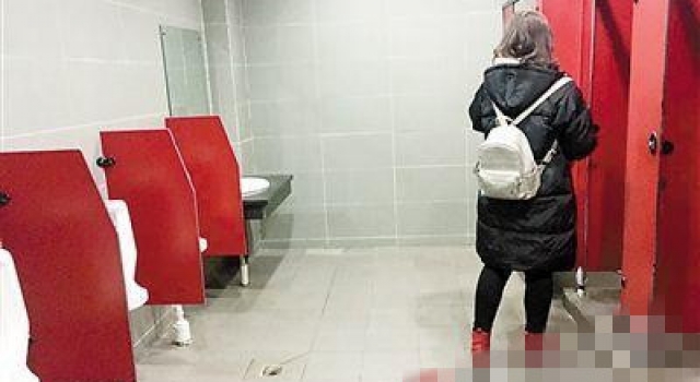 高校女厕现小便池:男生常误入 女生如厕怕男生进来