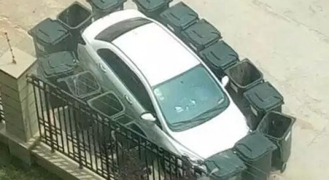 汽车被40余垃圾桶包围 网友:车主这车你还要吗