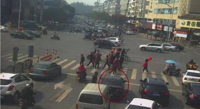 又见女司机!女子驾车停路口27分钟无法启动致交通拥堵