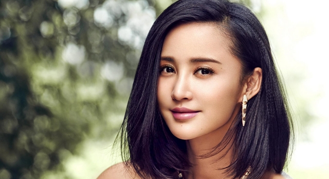 张歆艺小腹平坦身材纤细 怀孕似乎不是真的