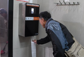 北京天坛公园为防游客浪费厕纸出新招 刷脸出厕纸