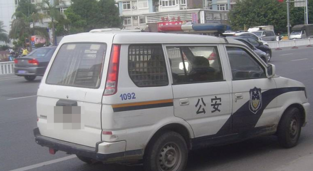 女子无钱打车 称自己路痴求警察送她回家