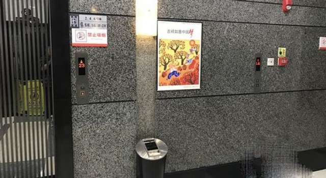 重庆一写字楼现奇葩电梯 有按钮没有电梯门这是什么鬼