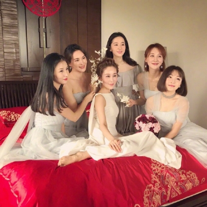 刘亦菲伴娘照秒杀新娘 太仙太靓遭网友催婚