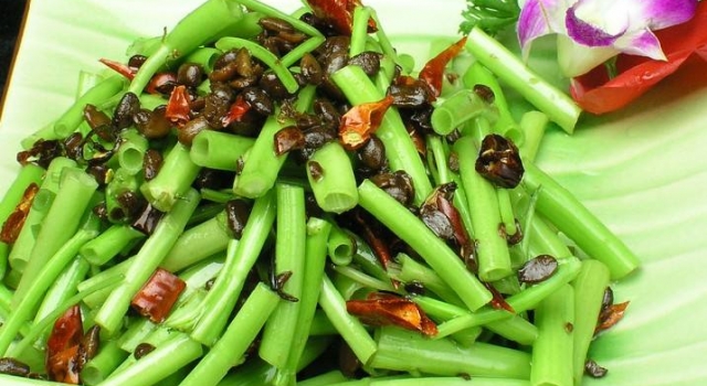 农村阿姨炒的这道菜只用了菜杆 资深吃货表示没吃过