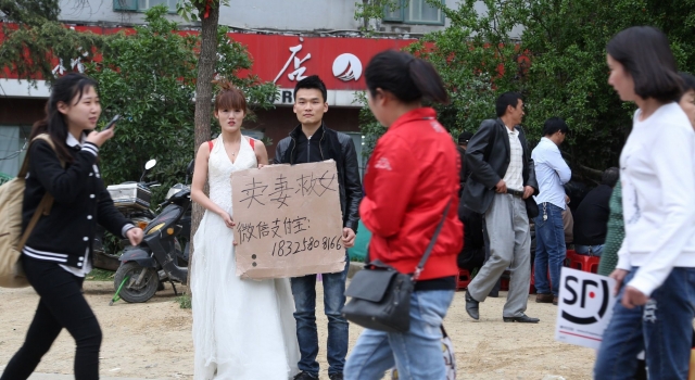 男子街头卖妻救女引舆论 道歉:不该采取极端方式博同情