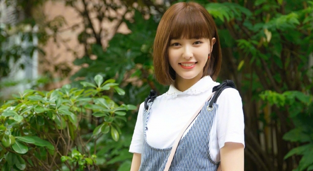 唐嫣背带裙好似邻家女孩 短发美出新高度