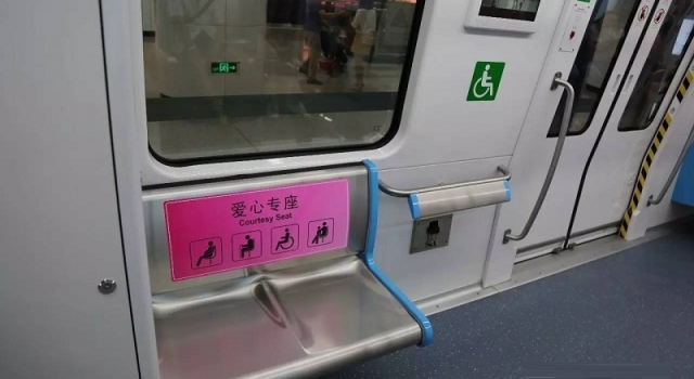 七旬老人将地铁骂停怎么回事?爱心专座该不该取消?