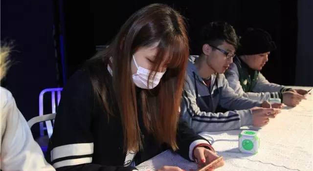 13岁女孩转走母亲数万元 为见打王者荣耀的网友