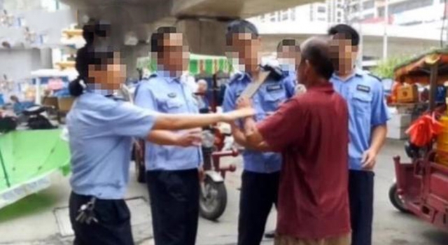 城管用1分钟制服挥刀摊贩 挥刀是因为喝多了吗