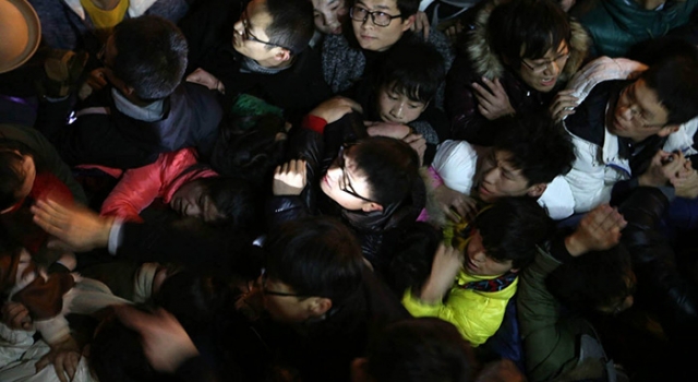 深圳地铁7号线发生踩踏事故 因一乘客突然晕倒导致