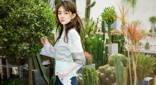 梁洁变身“花木少女” 清新写真尽展恬静气质