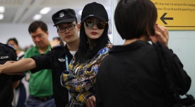 杨幂被赶出机场 杨幂最尴尬的时刻