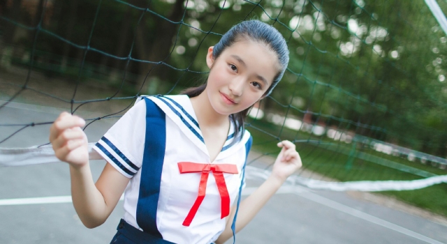 童星柴蔚曝校园写真 水手服短裙清纯可人