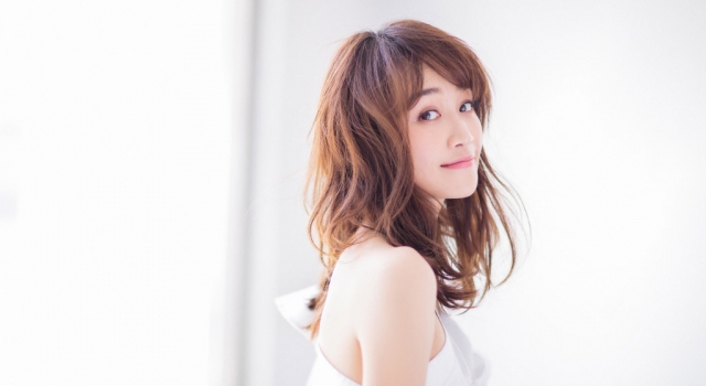 蓝盈莹写真变活力少女 笑容爽朗长腿吸睛