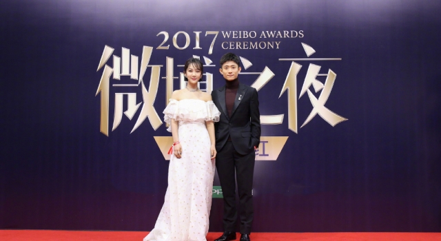 微博之夜张一山给杨紫提裙子 细心照顾令人羡慕嫉妒!