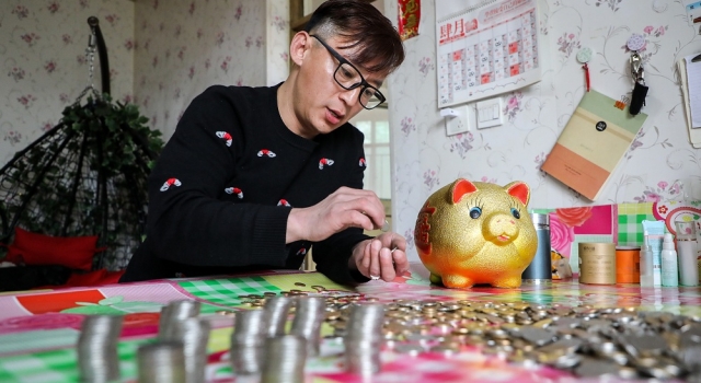 儿子攒半年硬币哄爹妈 带30年不出村的老人进城看看
