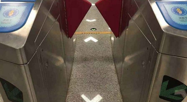 乘客集体跳闸逃票 这样的行为不仅过分还很危险!