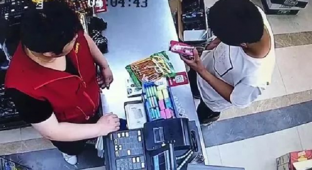 霸气收银大姐用抹布吓懵劫匪,网友呼吁请勿模仿噢!