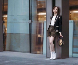 胡冰卿街拍 军绿色短裤加入绑带元素轻松打造时髦LOOK