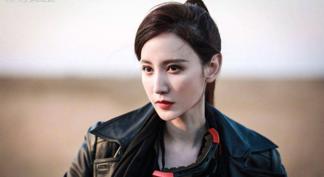 张萌拍戏流产后现身活动现场,红黑经典搭配尽显女王范