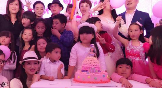 贾静雯为咘咘庆生 盘点娱乐圈明星子女的豪华生日宴