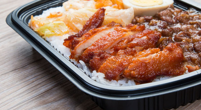 北京“黑盒饭”窝点曝光:厕所洗菜 待炒菜扔泥水地