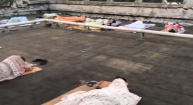宿舍没风扇空调学生睡天台 河南高校回应:尽力解决