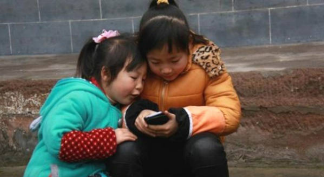 农村少年手机病怎么回事?对游戏痴迷成瘾,要挟父母充钱?