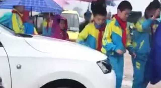 女司机顶学生腿怎么回事?车主居然还是当地在编教师!