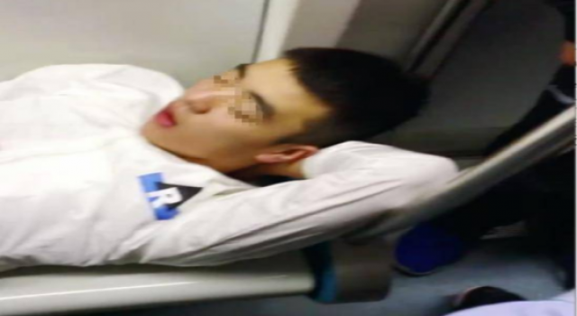 北京地铁躺占4座怎么回事?地铁又现“任性哥”