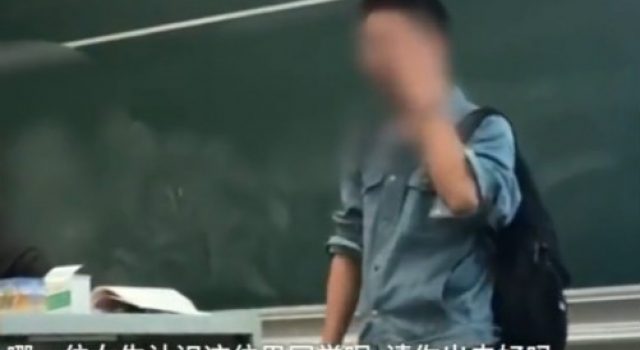 男生闯课堂多国语言告白 这样的表白方式你能接受吗?