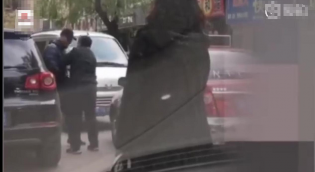 逆行逼迫出租司机下跪 犯错的人为何如此猖狂?