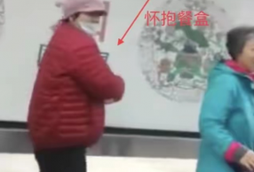 老太偷司机早餐遭骂 人们发现后却不敢阻拦