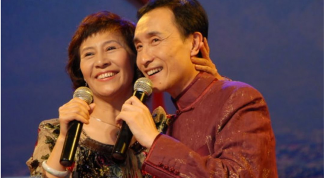巩汉林全家福曝光 淡出很久才知道她竟是巩汉林的妻子!